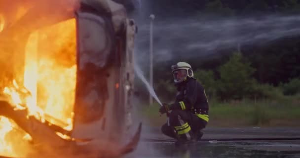 消防队员在车祸中使用水灭火器与火作战 工业和公共安全概念在夜间救援 高质量的照片 — 图库视频影像