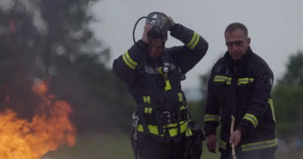 Brandmän Bekämpar Elden För Att Kontrollera Elden Att Den Inte — Stockvideo