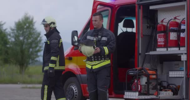 Πυροσβέστες Πολεμούν Φωτιά Για Ελέγξουν Φωτιά Και Όχι Απλωθούν Έννοια — Αρχείο Βίντεο