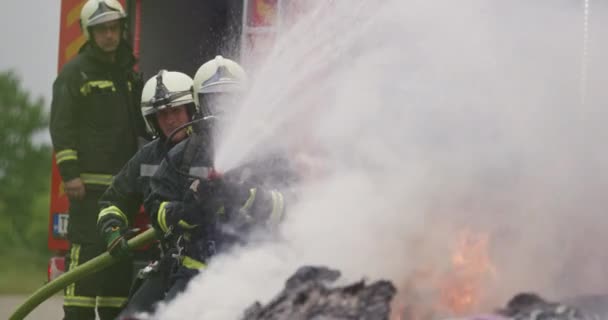 消防队员扑灭火焰以控制火势 而不是蔓延开来 工业和公共安全概念 交通或车祸救援和帮助行动 — 图库视频影像