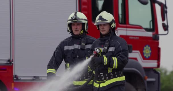 消防队员扑灭火焰以控制火势 而不是蔓延开来 工业和公共安全概念 交通或车祸救援和帮助行动 高质量的照片 — 图库视频影像