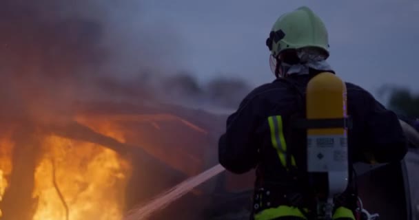 Bomberos Que Utilizan Extintor Incendios Agua Para Luchar Con Llama — Vídeos de Stock