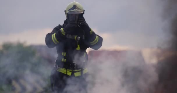 Κοντινό Πορτραίτο Ενός Ηρωικού Πυροσβέστη Προστατευτική Στολή Πυροσβέστης Επιχείρηση Πυρόσβεσης — Αρχείο Βίντεο