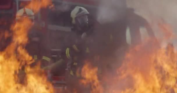 消防队员在车祸中使用水灭火器与火作战 工业和公共安全概念在夜间救援 高质量的照片 — 图库视频影像
