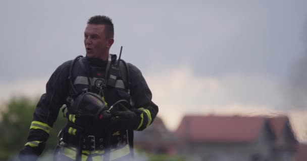 Κοντινό Πορτραίτο Ενός Ηρωικού Πυροσβέστη Προστατευτική Στολή Πυροσβέστης Επιχείρηση Πυρόσβεσης — Αρχείο Βίντεο