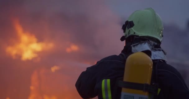 車の事故で火災の炎と戦うために消火器を使用して消防士 夜間の消防産業と公共の安全の概念救助 高品質の写真 — ストック動画