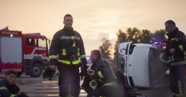 護身用のスーツを着た英雄的な消防士のクローズアップポートレート 消火活動中の消防士 高品質の写真 — ストック動画
