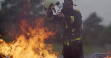 İtfaiyeciler yangını kontrol etmek için alevlerle savaşır, yayılmak için değil. İtfaiyeci endüstriyel ve kamu güvenliği kavramı. Trafik ya da araba kazası kurtarma ve eyleme yardım. Yüksek kalite fotoğraf