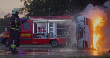 İtfaiyeciler yangını kontrol etmek için alevlerle savaşır, yayılmak için değil. İtfaiyeci endüstriyel ve kamu güvenliği kavramı. Trafik ya da araba kazası kurtarma ve yardım