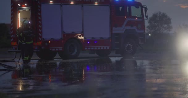 Пожарные Борются Огнем Контролировать Огонь Распространяться Концепция Промышленной Общественной Безопасности — стоковое видео