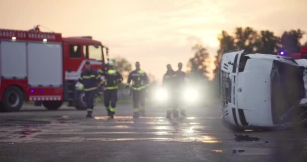 Equipo Bomberos Valientes Caminando Después Terminado Equipo Paramédicos Bomberos Rescate — Vídeo de stock