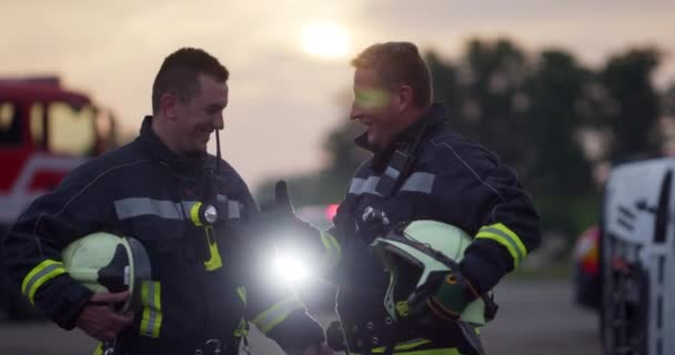 消防士は車の交通救助活動の消防車や消防隊でウォーリートーキーを使用してバックグラウンドで 高品質の写真 — ストック動画