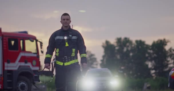Close Portret Van Een Heldhaftige Brandweerman Een Beschermend Pak Brandweerman — Stockvideo