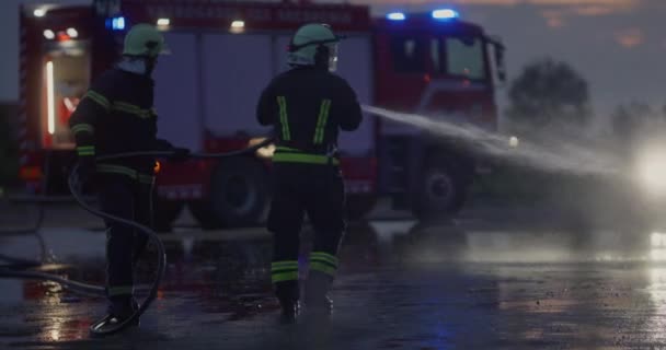 Brandweerlieden Bestrijden Vlam Het Vuur Beheersen Niet Zich Verspreiden Brandweerman — Stockvideo