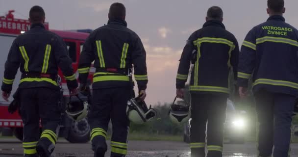 ブレイブファイターズチームウォーキング終了後 救急車と消防隊交通事故 人命救助の概念における火災と戦う — ストック動画
