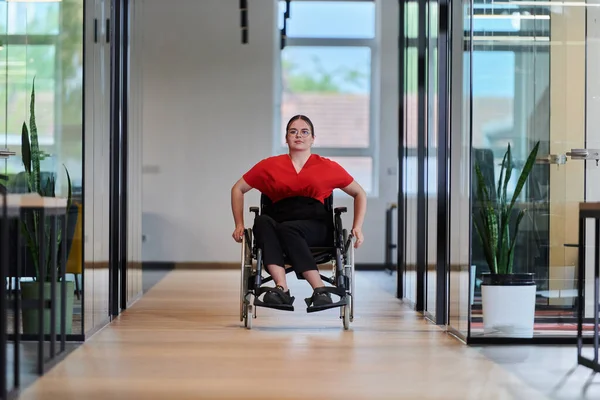 휠체어에 현대적인 사업가 사무실 비즈니스 세계에서 결정과 혁신을 포괄적인 공간에 — 스톡 사진