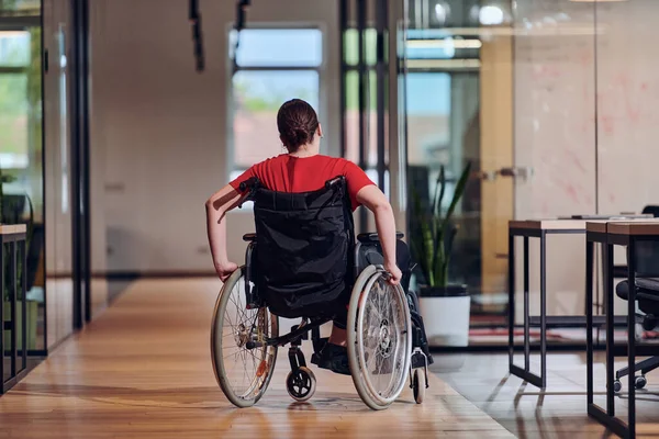 Tekerlekli Sandalyedeki Modern Genç Bir Kadını Cam Duvarlı Ofisleri Olan — Stok fotoğraf