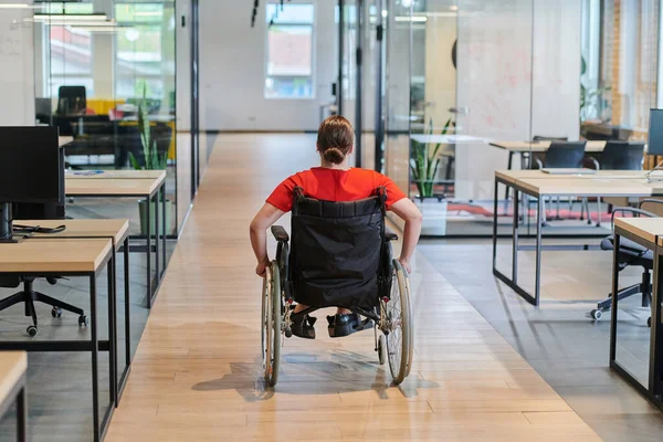 Tekerlekli Sandalyedeki Modern Genç Bir Kadını Cam Duvarlı Ofisleri Olan — Stok fotoğraf