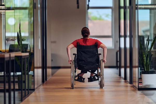 휠체어에 현대적인 사업가 사무실 비즈니스 세계에서 결정과 혁신을 포괄적인 공간에 — 스톡 사진