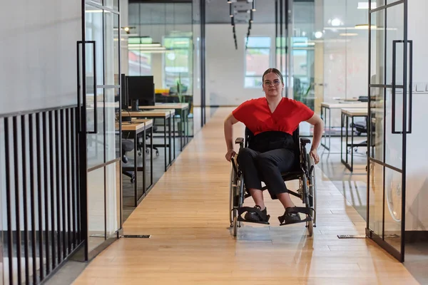 Moderní Mladá Podnikatelka Invalidním Vozíku Obklopena Inkluzivním Pracovištěm Kancelářemi Skleněnými — Stock fotografie