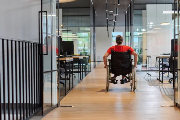 Nowoczesna Młoda Bizneswoman Wózku Inwalidzkim Otoczona Jest Przestrzenią Roboczą Przeszklonymi — Zdjęcie stockowe
