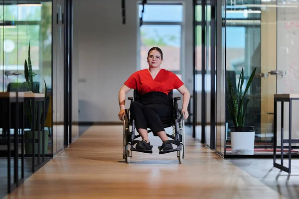 Uma Jovem Empresária Moderna Uma Cadeira Rodas Cercada Por Espaço — Fotografia de Stock