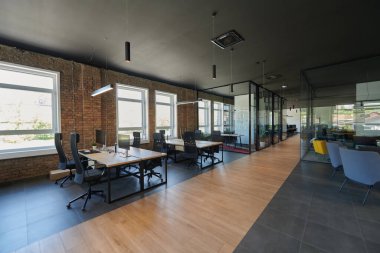 Çağdaş ve yenilikçi bir ambiyansı yansıtan açık, cam duvarlarla çevrili çalışma alanları, girişimci büyüme için dinamik bir ortam vaat ediyor.. 