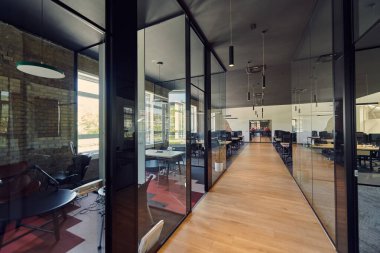 Çağdaş ve yenilikçi bir ambiyansı yansıtan açık, cam duvarlarla çevrili çalışma alanları, girişimci büyüme için dinamik bir ortam vaat ediyor.. 