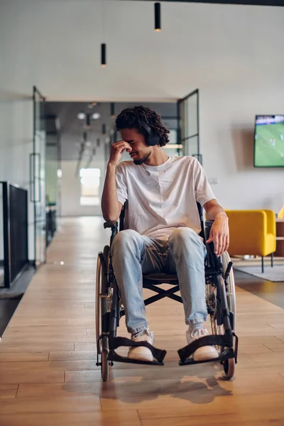 Smutny Biznesmen Wózku Inwalidzkim Zajmuje Korytarz Nowoczesnym Centrum Współpracowników Startupów — Zdjęcie stockowe