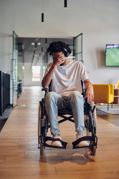 Sad Businessman Wheelchair Occupies Hallway Modern Startup Coworking Center Embodying — Stock Photo, Image