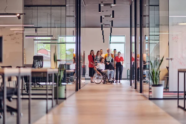 Mångsidig Grupp Unga Affärsmän Samlas Ett Modernt Startups Glastätt Kontor — Stockfoto