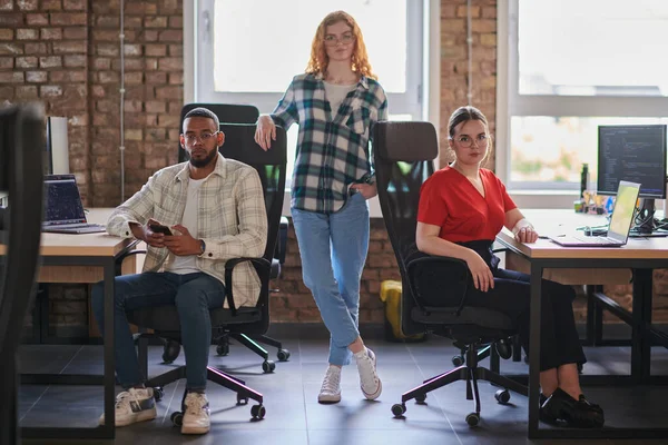 Mångsidig Grupp Unga Affärsmän Samlas Ett Modernt Coworking Center För — Stockfoto
