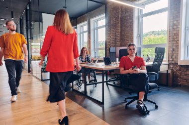 Çeşitli iş adamları, cep telefonları ve bilgisayarlar gibi kağıt tabanlı ve teknolojik araçların bir karışımını toplu olarak kullanmak suretiyle, modern bir ortak çalışma merkezinde işbirliği yapmaktadır.