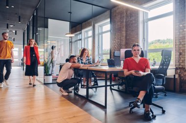 Çeşitli iş adamları, cep telefonları ve bilgisayarlar gibi kağıt tabanlı ve teknolojik araçların bir karışımını toplu olarak kullanmak suretiyle, modern bir ortak çalışma merkezinde işbirliği yapmaktadır.