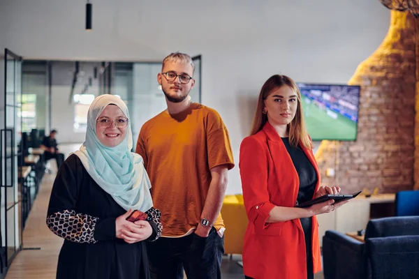 Grupa Młodych Współpracowników Biznesowych Tym Kobieta Hidżabie Jest Zjednoczona Nowoczesnym — Zdjęcie stockowe