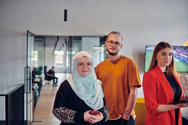 Grupp Unga Affärskollegor Inklusive Kvinna Hijab Står Enade Den Moderna — Stockfoto