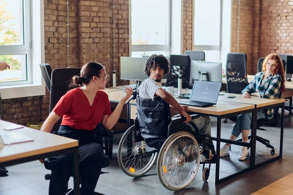 휠체어를 아프리카계 미국인 사업가를 포함한 비즈니스 그룹은 사무실 내에서 컴퓨터와 — 스톡 사진
