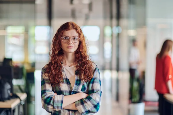 Portrait Young Businesswoman Modern Orange Hair Captures Her Poised Presence — Stock Photo, Image