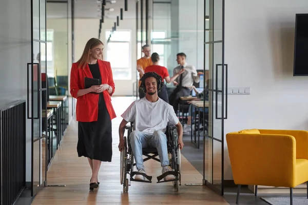 사무실에서 사업가의 다양성과 협력의 본질을 휠체어에 아프리카계 미국인 사업가를 — 스톡 사진