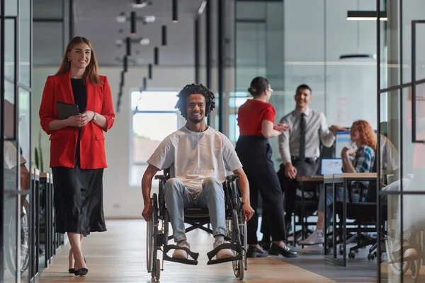 사무실에서 사업가의 다양성과 협력의 본질을 휠체어에 아프리카계 미국인 사업가를 — 스톡 사진