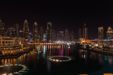 Geceleri Dubai Dans Çeşmesi 'nin eşsiz manzarası. Turist eğlencesi. Cazibeli ve güzel Orta Doğu 'da lüks bir seyahat yeri.. 