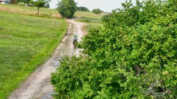 Luchtfoto Van Een Motorcross Rijder Een Reis Een Vuil Stoffige — Stockvideo