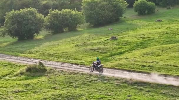 Toma Aérea Motocross Rider Viaje Por Camino Sucio Polvoriento Conduciendo — Vídeos de Stock