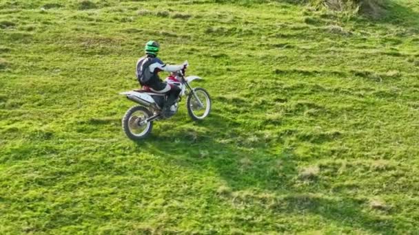 Flygfoto Motocross Ryttare Resa Smutsig Och Dammig Landsväg Kör Snabbt — Stockvideo