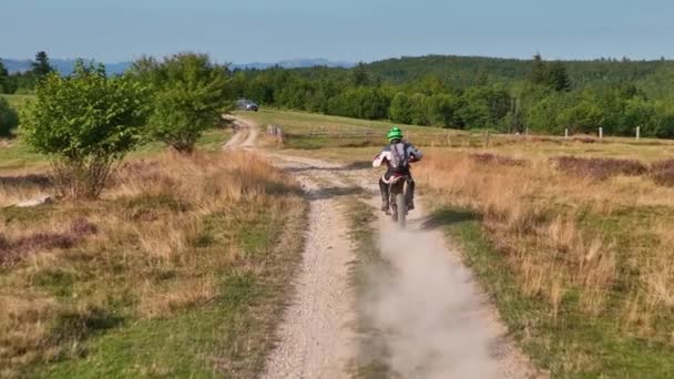 Toma Aérea Motocross Rider Viaje Por Camino Sucio Polvoriento Conduciendo — Vídeo de stock