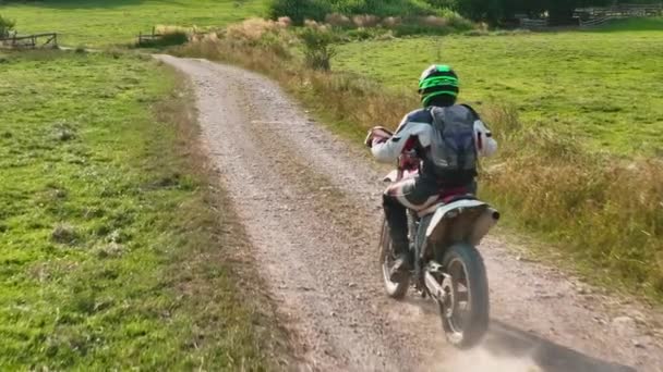 Légi Felvétel Egy Motocross Lovas Egy Utazás Egy Piszok Poros — Stock videók