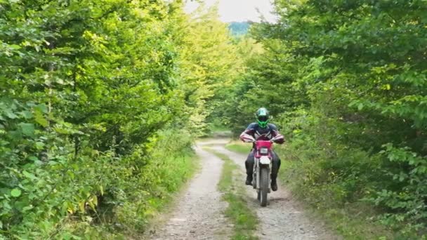 Flygfoto Motocross Ryttare Resa Smutsig Och Dammig Landsväg Kör Snabbt — Stockvideo