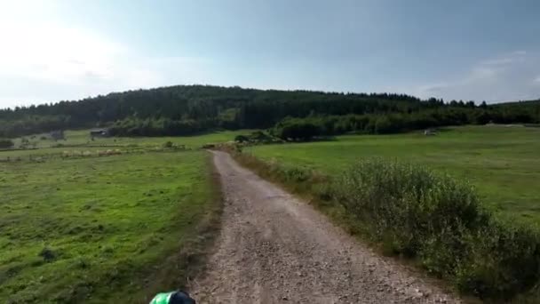 Luftfoto Motocross Rytter Rejse Snavs Støvede Landevej Kørsel Hurtigt Udforske – Stock-video