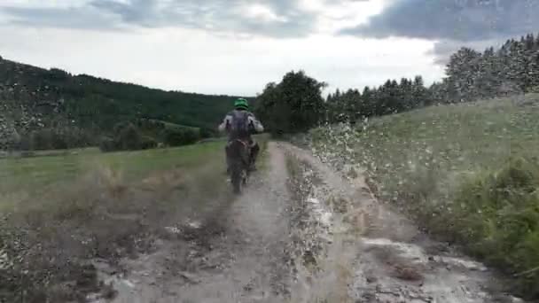 Toma Aérea Motocross Rider Viaje Por Camino Sucio Polvoriento Conduciendo — Vídeos de Stock