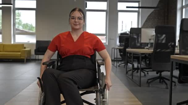 Μια Σύγχρονη Νεαρή Επιχειρηματίας Αναπηρική Καρέκλα Περιβάλλεται Από Έναν Ενιαίο — Αρχείο Βίντεο